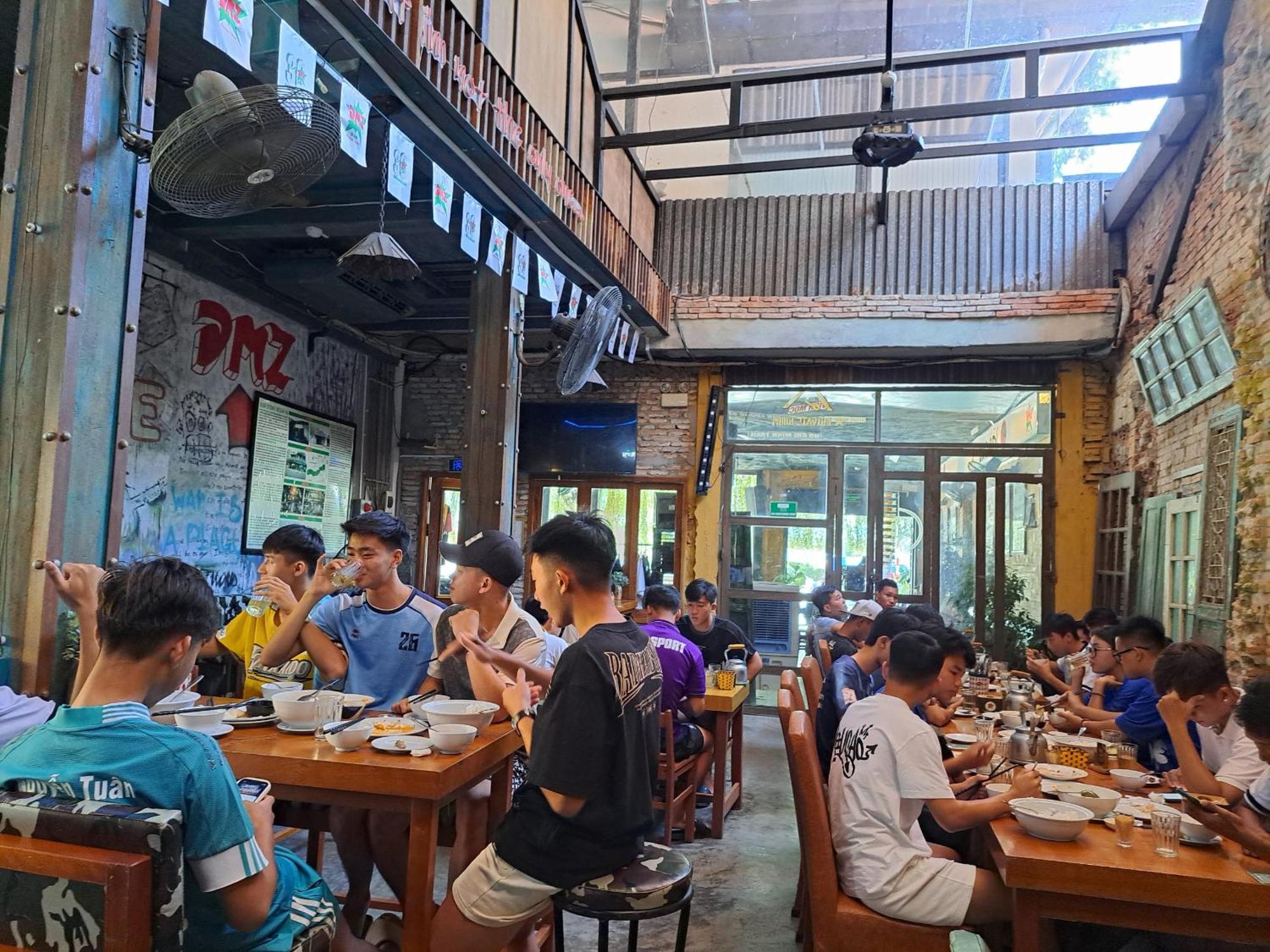 Dmz Hostel Hue Bagian luar foto